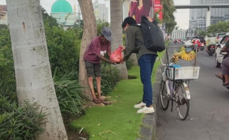 HIMATEKK Goes to Street: Aksi Nyata Mahasiswa Teknik Kimia ITS Tingkatkan  Kepedulian Sosial di Bulan Ramadhan